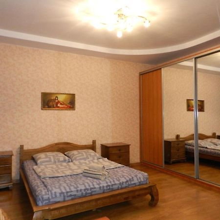 1-Room Apartment 50M2 On Metalurhiv Avenue 17, By Grandhome Zaporizhia Exterior photo