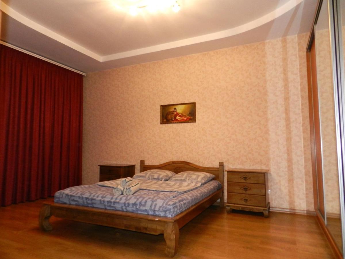 1-Room Apartment 50M2 On Metalurhiv Avenue 17, By Grandhome Zaporizhia Exterior photo